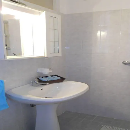 Апартаменты Modern Flat With Parking